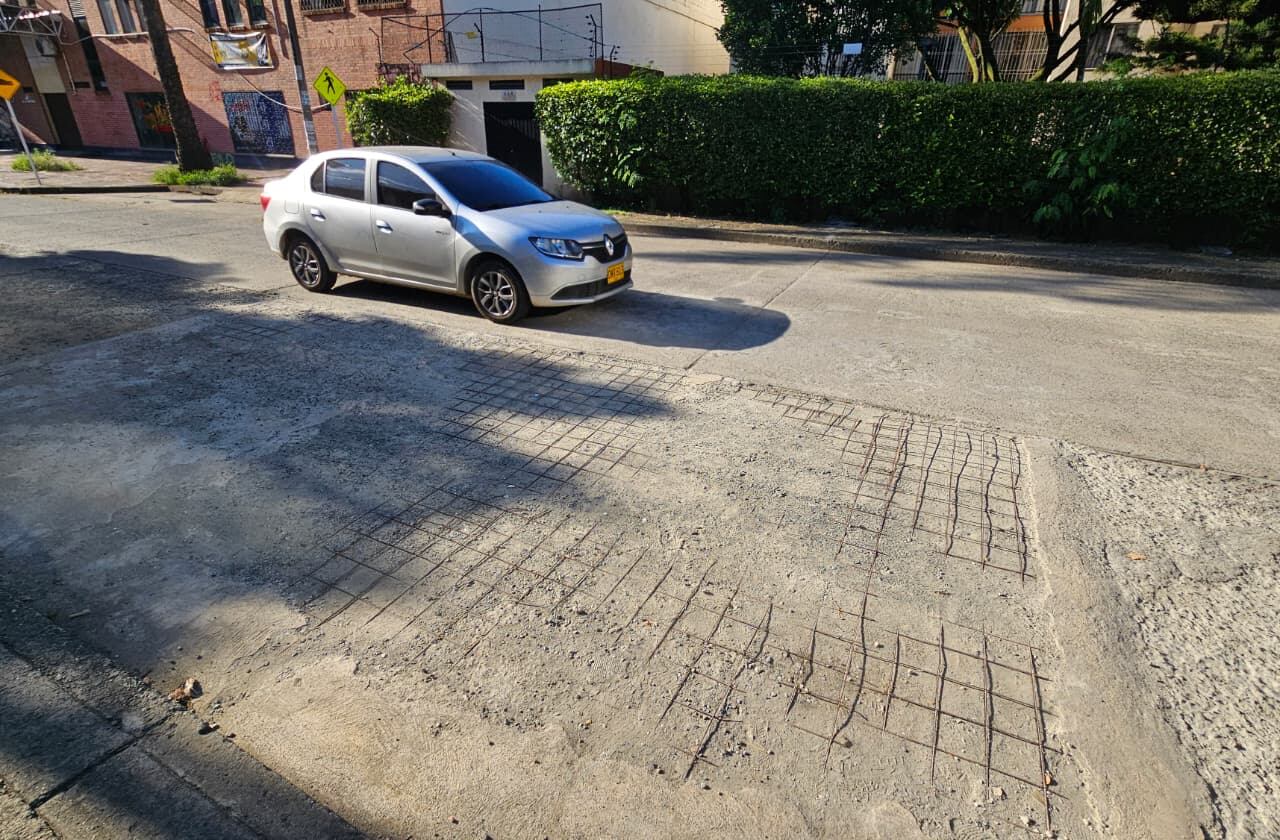 Conductores y motociclistas deben maniobrar con precaución para evitar accidentes en la Carrera 62A del barrio Limonar.