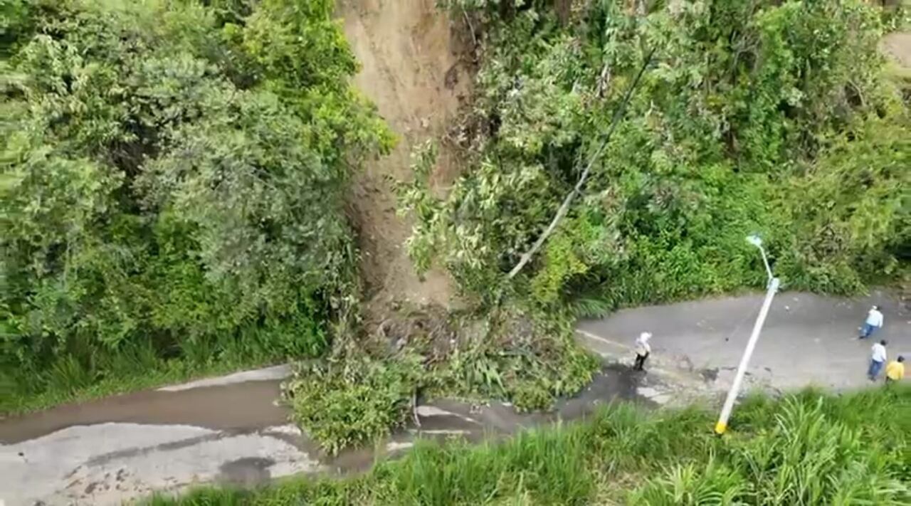 En la vía a La Buitrera, se presentaron varios deslizamientos que ya están siendo atendidos por la Administración Municipal. Foto: Alcaldía de Palmira / El País.