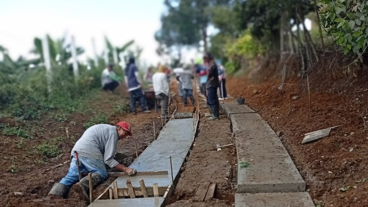 Este logro ha sido posible gracias al apoyo de la Federación de Cafeteros y el respaldo de la Alcaldía Municipal, que contribuyó con material de río. Sin embargo, el pilar de este proyecto ha sido la mano de obra incansable de la comunidad, que con su compromiso y dedicación ha demostrado que el trabajo en equipo siempre da frutos.