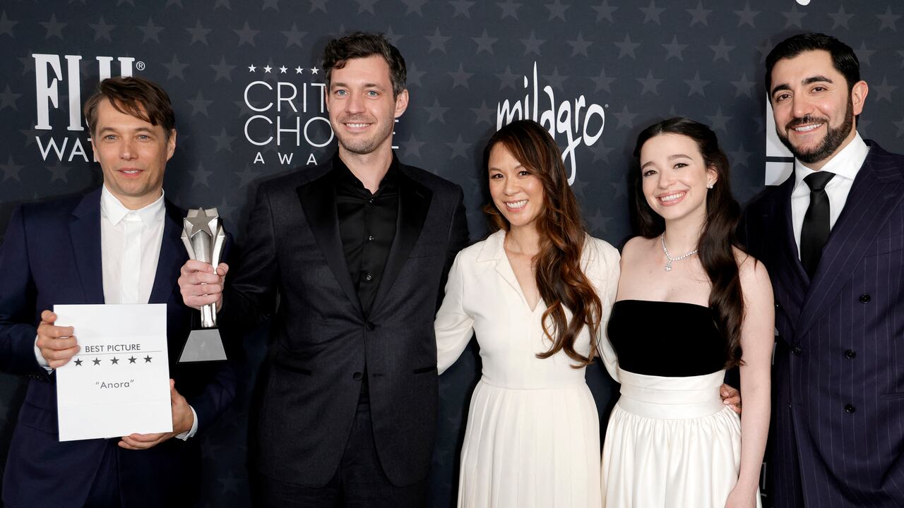 (Izq-Der) Sean Baker, Alex Coco, Samantha Quan, Mikey Madison, and Vache Tovmasyan, Los ganadores del Premio a la Mejor Película por "Anora" posan en la sala de prensa durante la 30ª edición de los Critics Choice Awards en Barker Hangar el 7 de febrero de 2025 en Santa Mónica, California. Frazer Harrison/Getty Images/AFP (Photo by Frazer Harrison / GETTY IMAGES NORTH AMERICA / Getty Images via AFP)