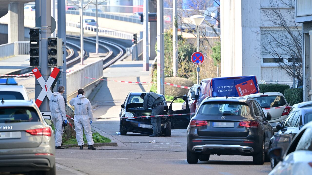 Los agentes forenses examinan un coche dañado en el lugar de un ataque con un coche en Mannheim, en el suroeste de Alemania, el 3 de marzo de 2025. Un coche que atropelló a una multitud en la ciudad alemana de Mannheim el 3 de marzo mató al menos a una persona y hirió a varias más, dijo la policía, añadiendo que una persona había sido detenida. (Foto de Thomas LOHNES / AFP)