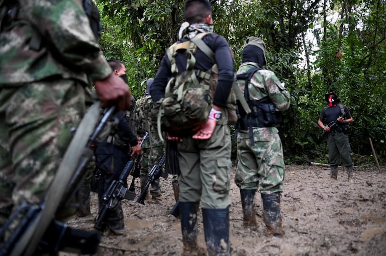 Entre enero y octubre de 2025 se han registrado 162 casos de reclutamiento. Durante este periodo, el 45% corresponde a niños, niñas y adolescentes pertenecientes a pueblos indígenas. Foto: AFP / El País.