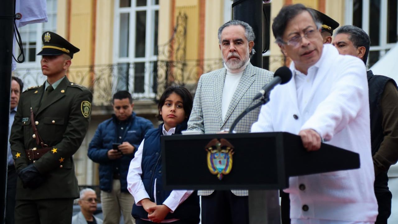 Armando Benedetti, ministro del Interior, junto a Gustavo Petro en la apertura de las urnas.