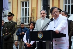 Armando Benedetti, ministro del Interior, junto a Gustavo Petro en la apertura de las urnas.