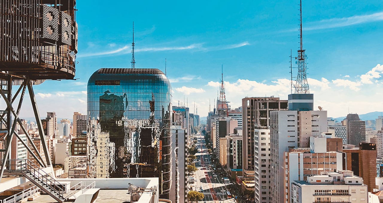 El Farol Santander está ubicado entre las avenidas Prestes Maia y do Estado. Esta última bordea al Parque Dom Pedro II, en pleno centro de la ciudad.