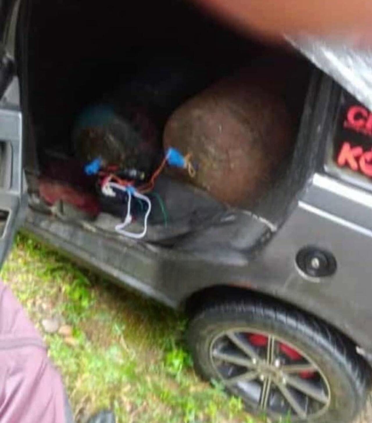 La ubicación de este cilindro y cables al interior del vehículo obligó a la intervención de las autoridades.