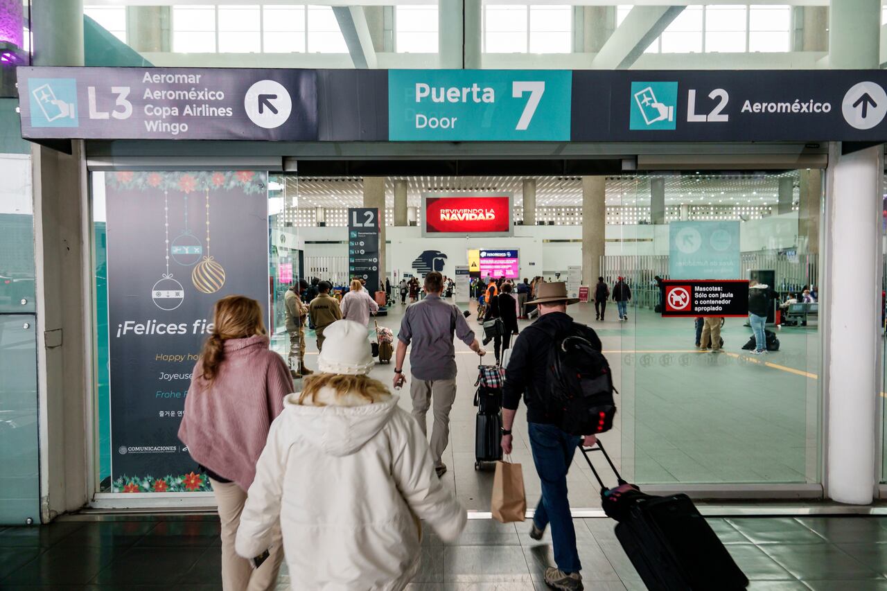 Ciudad de México, México, Aeropuerto Internacional Benito Juárez, pasajeros con equipaje ingresando por la puerta 7 de la terminal.