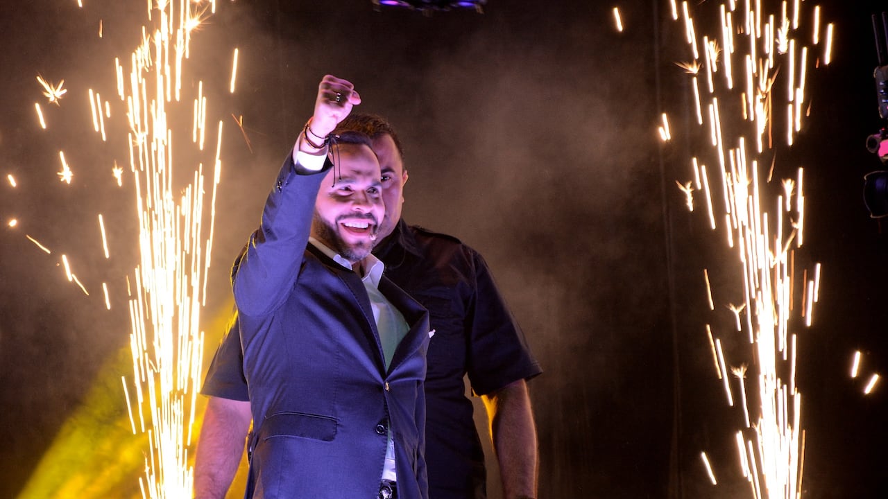 Cientos de caleños se aglomeran a las afueras del Arena Cañaveralejo para acompañar al candidato Abelardo de la Espriella a oficializar su aspiración por la carrera presidencial.