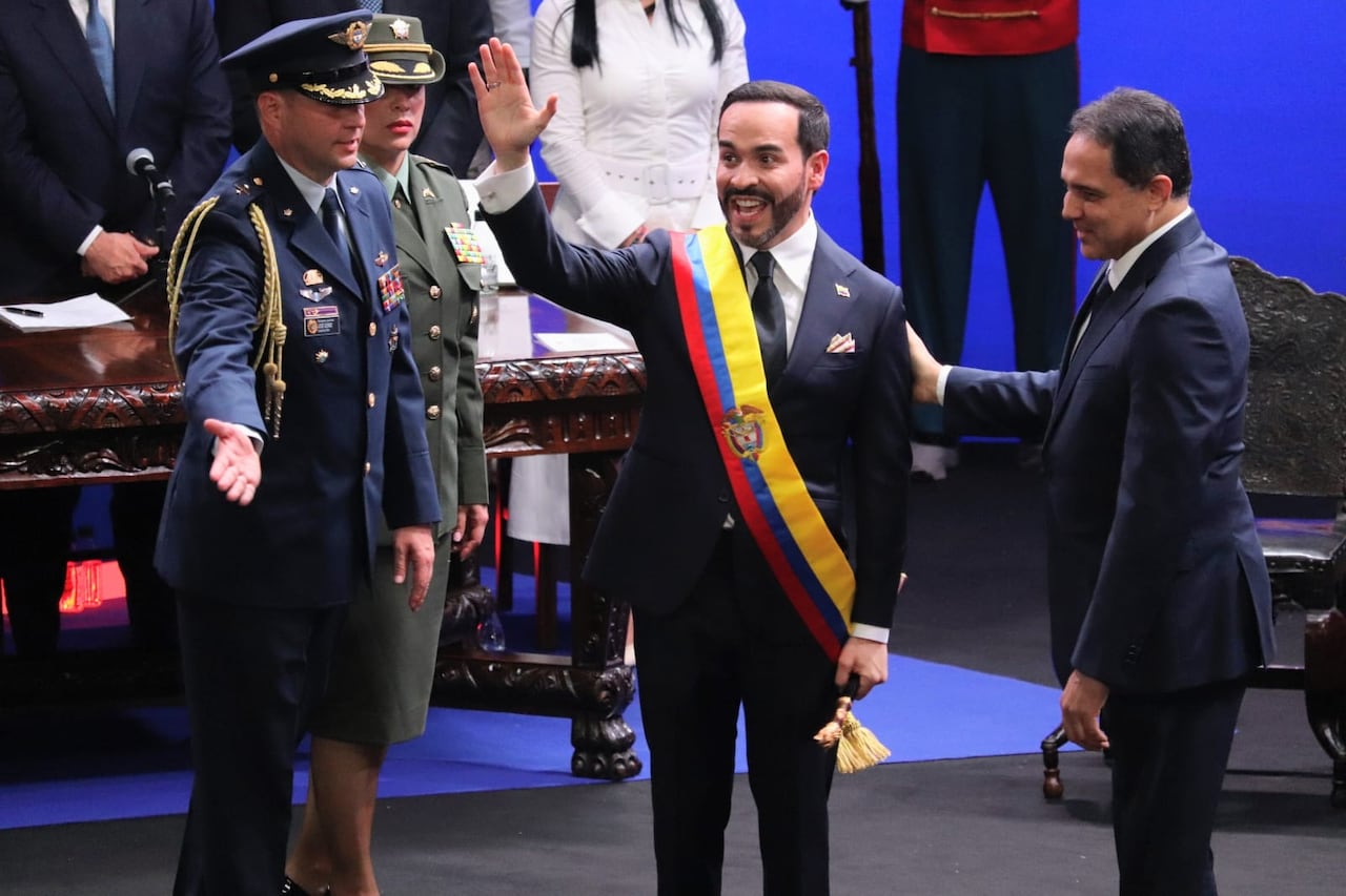 Tras asumir la presidencia, así luce Abelardo de la Espriella; con la banda presidencial.
