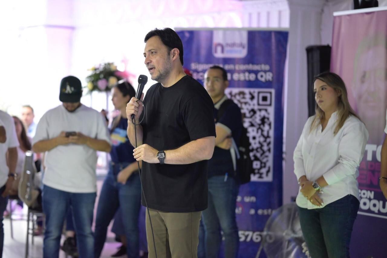 Carlos Fernando Motoa y Nataly Vélez durante el inicio de su recorrido preelectoral, en diálogo con líderes comunitarios.