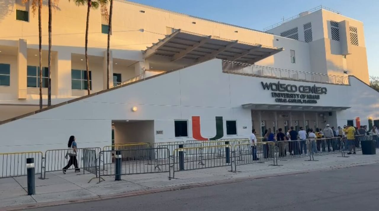 Mucho antes de las 8:00 am, los sufragantes se hicieron presentes en las afueras del Watsco Center en Miami, Estados Unidos.