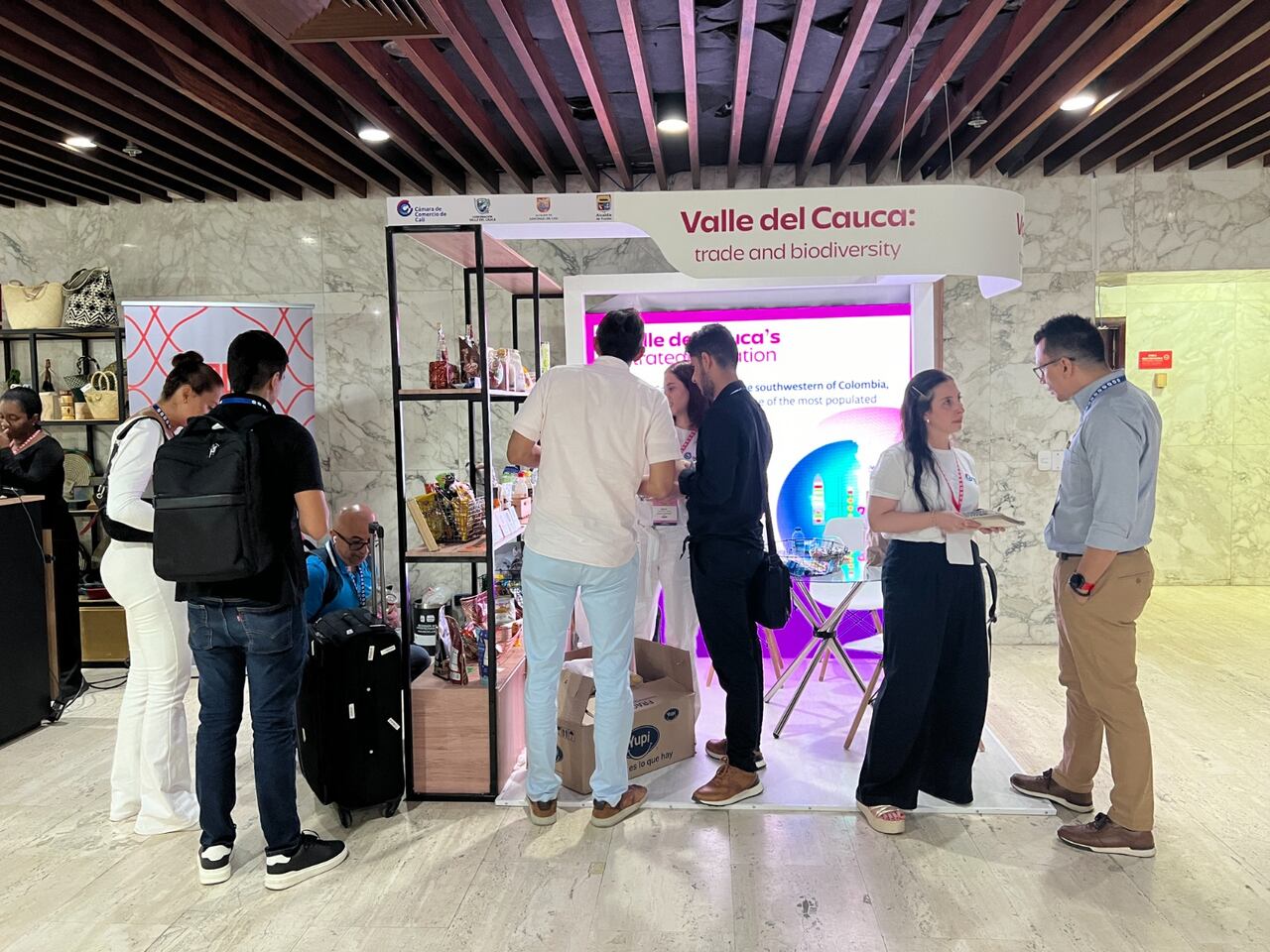 Los empresarios del Valle tuvieron la oportunidad de exhibir algunos de sus productos durante la macrorrueda 100 de Procolombia que se realizó en Cartagena.
Foto: Cámara de Comercio de Cali