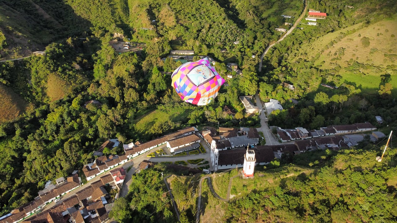 Este municipio nacen las cinco ríos más importantes de Colombia (Caquetá, Magdalena, Putumayo, Patía y Cauca); es la ‘corona hídrica’ del Macizo colombiano donde tiene origen el agua que se provee para toda la nación.