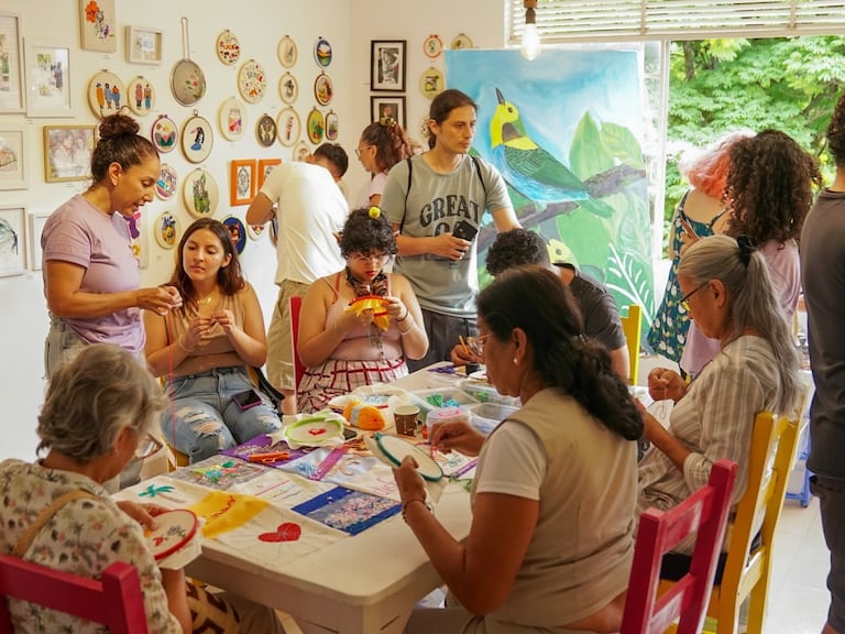 La Feria Amarilla promueve las marcas locales, así como el reencuentro de los caleños a través de talleres manuales y exposiciones gratuitas.
