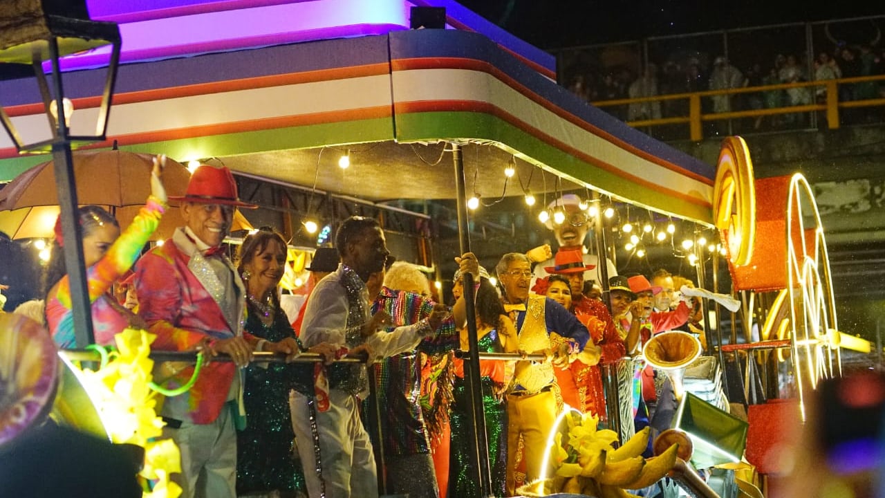 Bailarines, músicos y personalidades pusieron a vibrar al público al aparecer en las imponentes carrozas.
