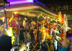 Bailarines, músicos y personalidades pusieron a vibrar al público al aparecer en las imponentes carrozas.