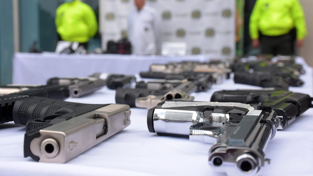 Estas son algunas de las armas que las autoridades en Cali han incautado en diferentes operativos. En algunas ocasiones la Policía Metropolitana de Cali ha expuesto estos artefactos a la prensa y ha explicado cómo funciona el mercado ilegal de armas en Cali.