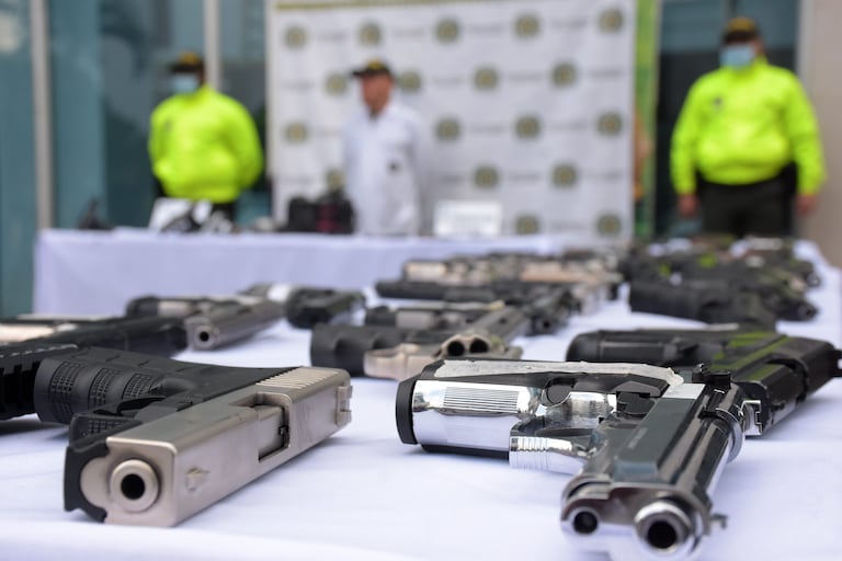 Estas son algunas de las armas que las autoridades en Cali han incautado en diferentes operativos. En algunas ocasiones la Policía Metropolitana de Cali ha expuesto estos artefactos a la prensa y ha explicado cómo funciona el mercado ilegal de armas en Cali.