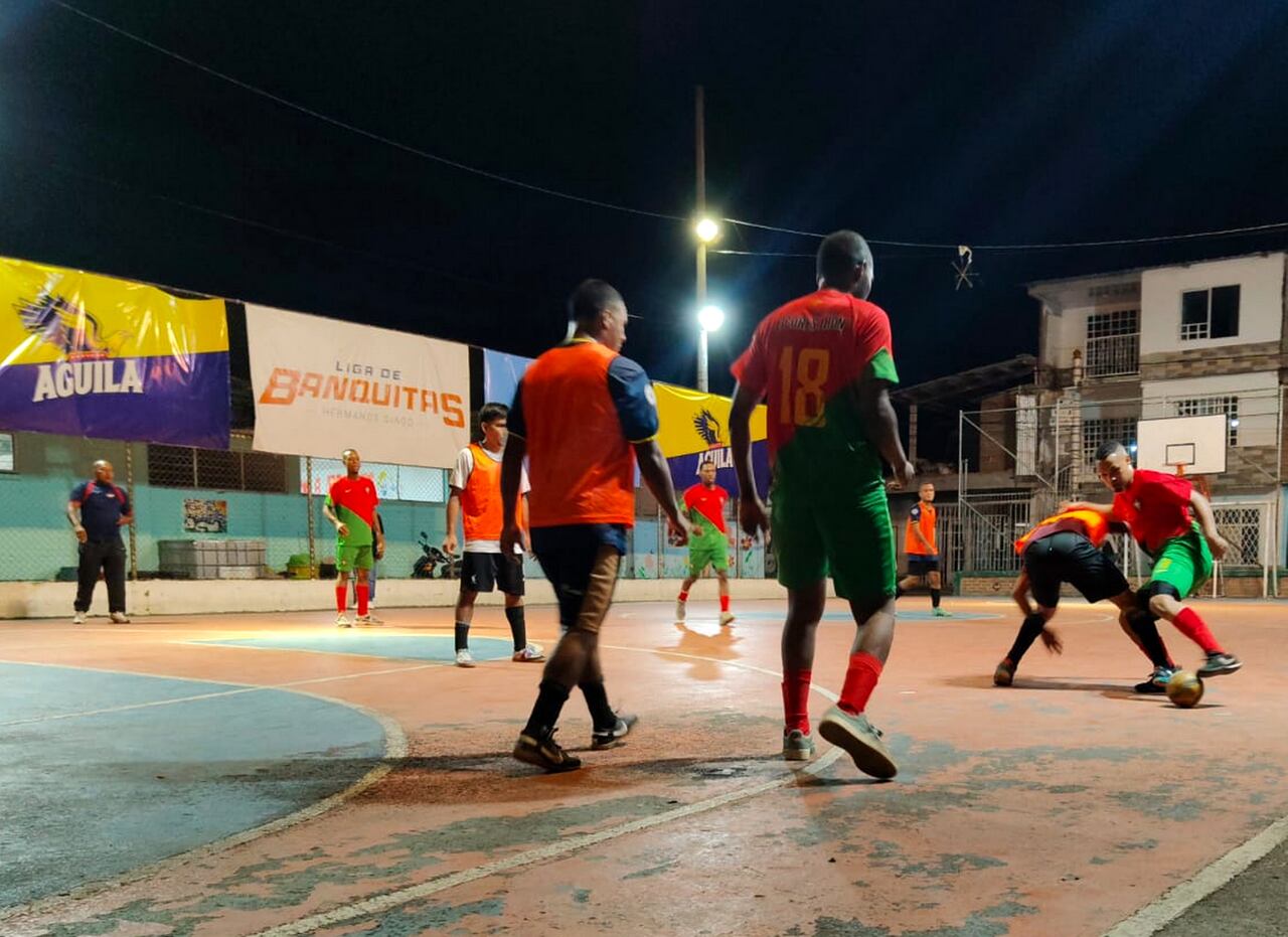 El campeonato de banquitas, de los Hermanos Diago, que se juega en las canchas del barrio Comuneros, ha hecho que las fronteras invisibles que han causado tanta violencia y víctimas, ahora sean un territorio de paz y buena convivencia alrededor del deporte. Foto Jorge Orozco.
