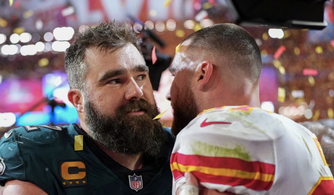 Jason Kelce (I) junto a su hermano Travis Kelce al finalizar el partido del Super Bowl en el que ganaron los Kansas City Chiefs