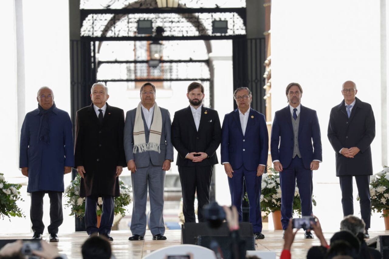 SANTIAGO, CHILE - SEPTEMBER 11: President of Chile Gabriel Boric (C) pose with invited international dignitaries (L-R) President of Portugal Antonio Costa, Presiden of Mexico Andres Manuel Lopez Obrador, President of Bolivia Luis Arce, President of Colombia Gustavo Petro, President of Uruguay Luis Lacalle Pou and President of Germany's Federal Council Peter Tschentscher during official event with international dignitaries to commemorate the 50th anniversary of military coup of 1973 on September 11, 2023 in Santiago, Chile. (Photo by Marcelo Hernandez/Getty Images)