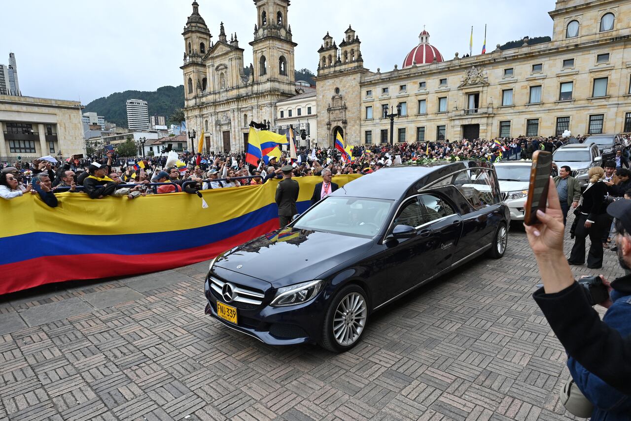 Los bogotanos salieron a las calles a despedir al senador asesinado Miguel Uribe.