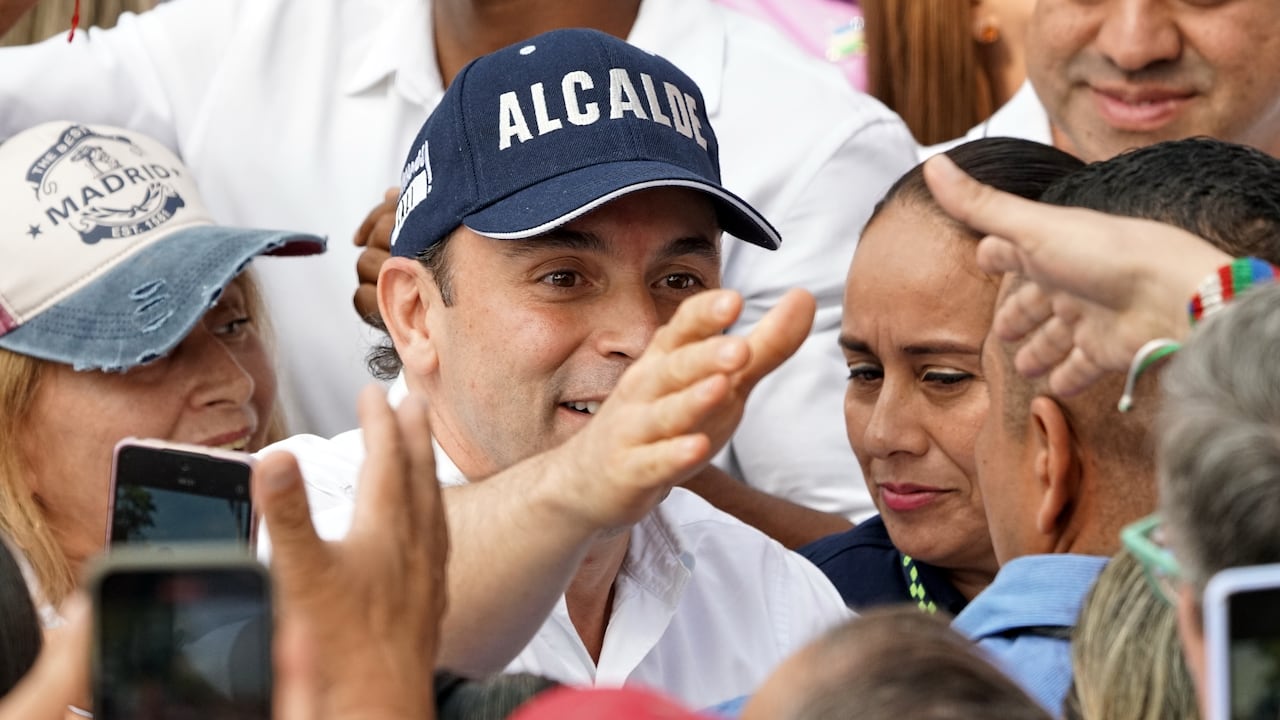 Hoy se realizó el lanzamiento de la campaña 'Volvamos a mi Cali bella' frente a la estación del MIO de San Pascual. El alcalde Alejandro Eder con todo su gabinete, junto con la gobernadora Dilian Francisca Toro y sus secretarias, se unieron para trabajar por Cali.