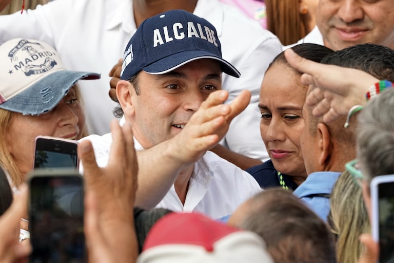 Hoy se realizó el lanzamiento de la campaña 'Volvamos a mi Cali bella' frente a la estación del MIO de San Pascual. El alcalde Alejandro Eder con todo su gabinete, junto con la gobernadora Dilian Francisca Toro y sus secretarias, se unieron para trabajar por Cali.