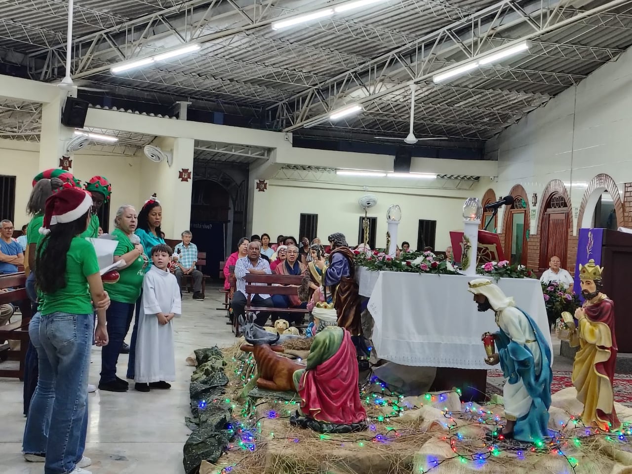 Novena de Navidad en la parroquia Divino Niño, en Cali.