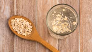 El agua de avena contiene grandes cantidades de fibra dietética que, junto con sus antioxidantes, ayudan a minimizar la absorción de lípidos y azúcares en el intestino.