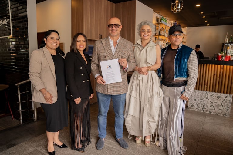 Javiera Granja, Presidente de la Semana de la Moda de Nicaragua; Zuleika Zayas, Presidente de la Semana de la Moda de Puerto Rico; Bryan Quan, Director y Presidente de la Semana de la Moda de Guatemala; Florens Fandiño, miembro de la junta directiva de la Cámara de la Moda Colombiana; y Guio Di Colombia, miembro de la junta directiva y CEO de la Cámara de la Moda Colombiana.