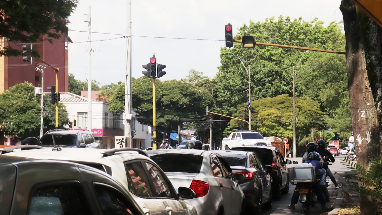 Este es el panorama en la Carrera 66 con Calle 5 producto, según los denunciantes, de la corta duración del semáforo.