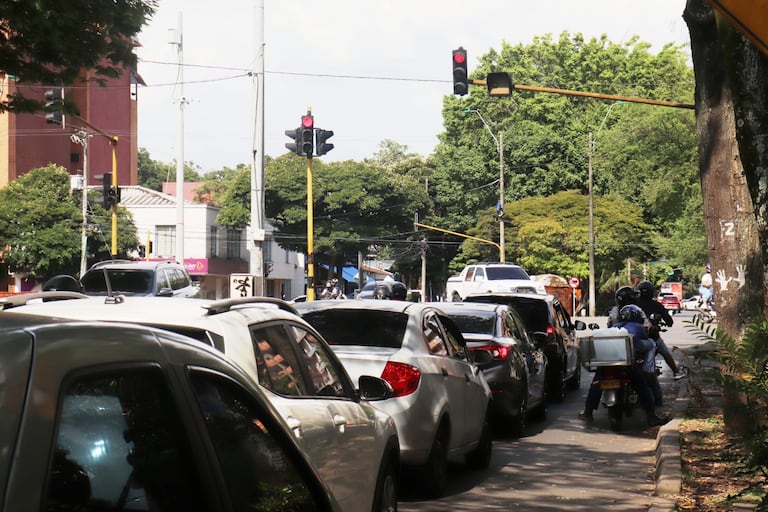 Este es el panorama en la Carrera 66 con Calle 5 producto, según los denunciantes, de la corta duración del semáforo.