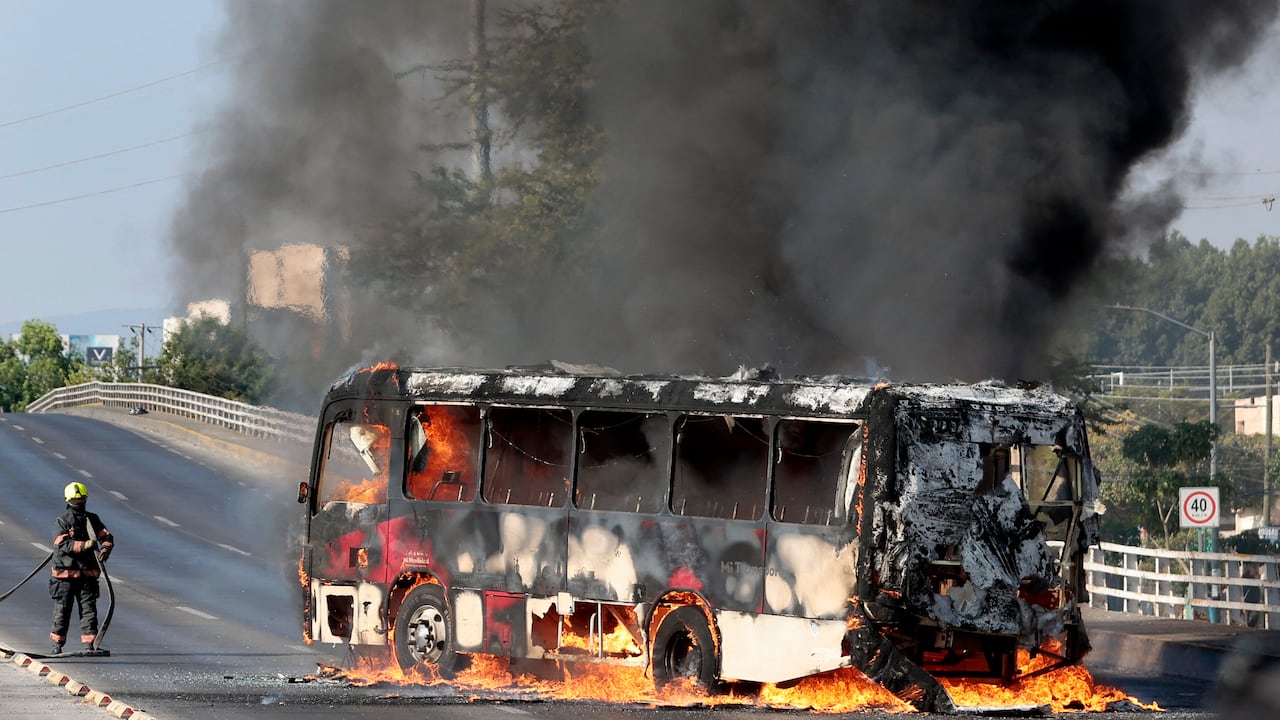 Bus incendiándose tras operativos que dieron con el abatimiento de Nemesio Oseguera, "El Mencho".