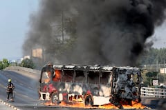 Bus incendiándose tras operativos que dieron con el abatimiento de Nemesio Oseguera, "El Mencho".
