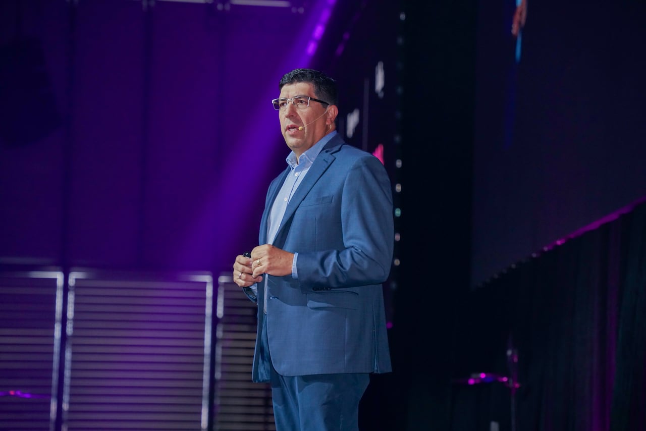 El ejecutivo de AWS aseguró que el mayor reto para adoptar la inteligencia artificial no es la tecnología, sino el conocimiento y la preparación de las personas. Foto: Especial para El País / Amazon Web Services.