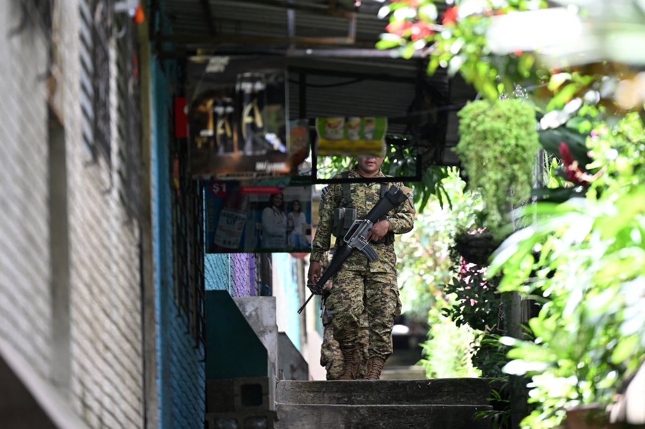 Este folleto publicado por la Oficina de Prensa de la Presidencia de El Salvador muestra una vista aérea de las fuerzas de seguridad en formación antes del inicio de una operación desplegada por el presidente Nayib Bukele en Apopa, El Salvador