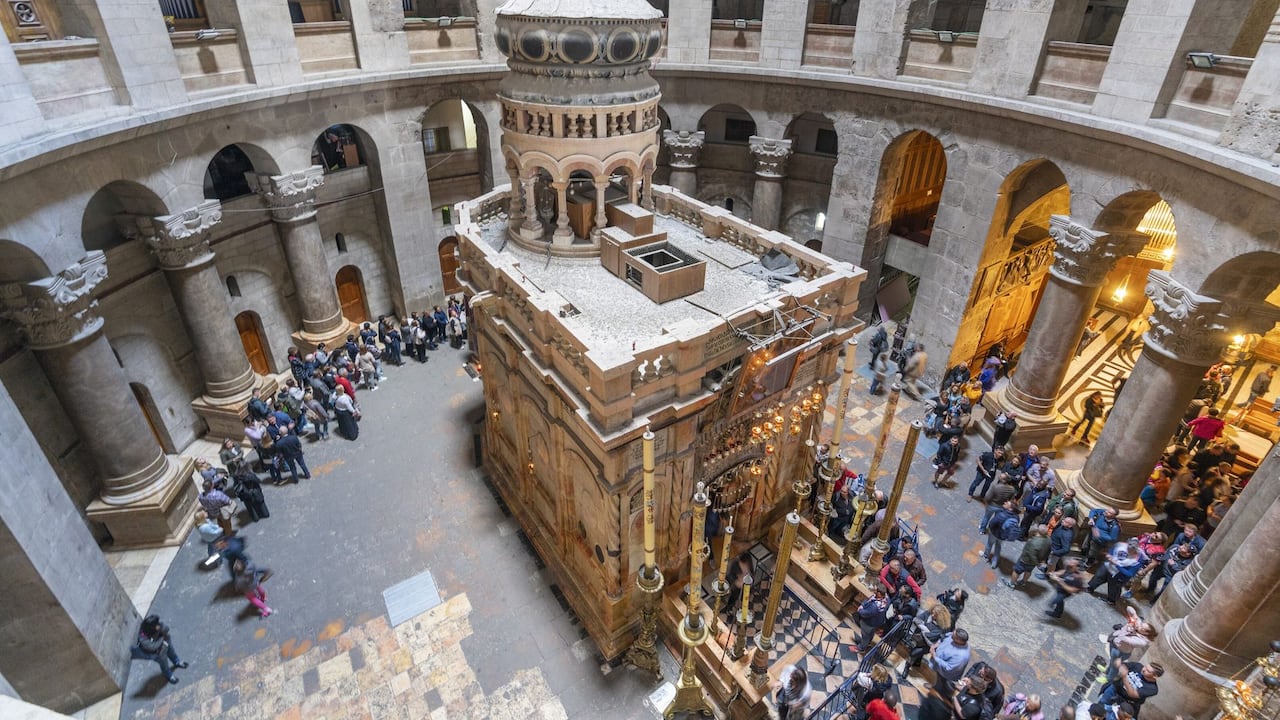 La decisión afectó al Patriarca Latino de Jerusalén, Pierbattista Pizzaballa, y al sacerdote de la basílica del Santo Sepulcro.