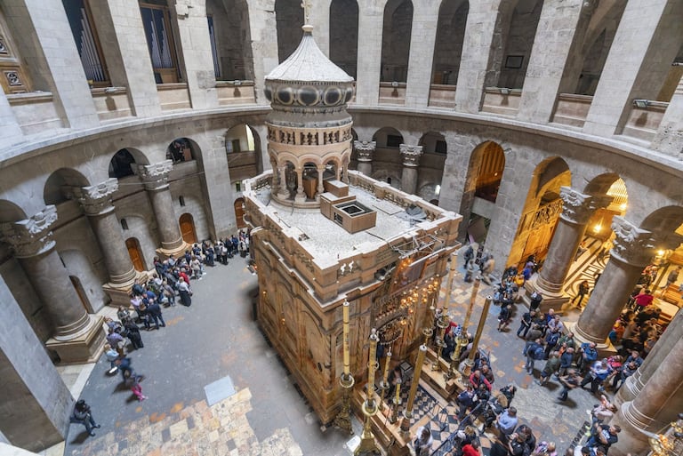 La decisión afectó al Patriarca Latino de Jerusalén, Pierbattista Pizzaballa, y al sacerdote de la basílica del Santo Sepulcro.