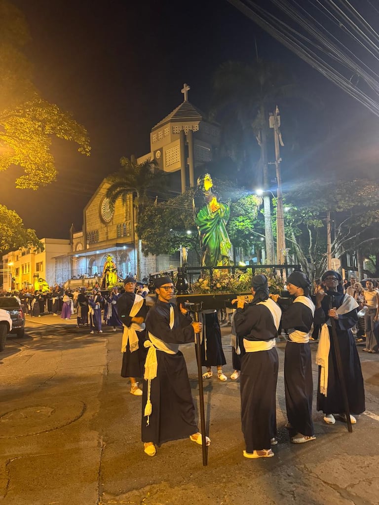 Cerca de mil personas participaron en los actos litúrgicos del Viernes Santo, incluyendo el sermón de las siete palabras y el descendimiento de Cristo.