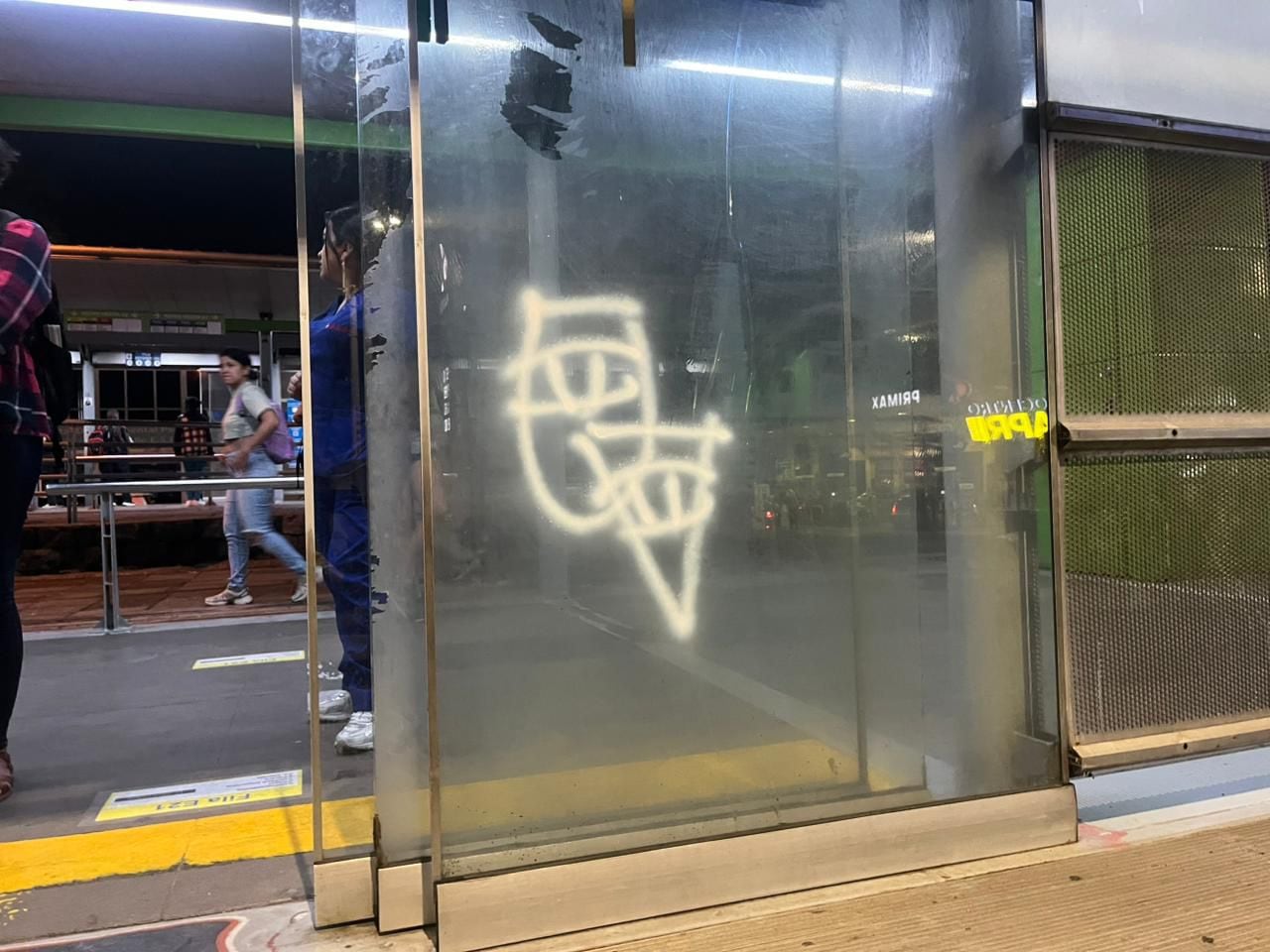 Encapuchados vandalizan estaciones del mío a lo largo de la calle quinta durante marcha de antorchas de univalle