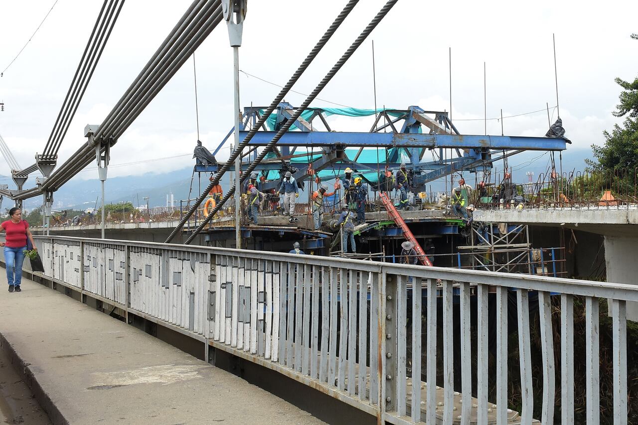 La comunidad pide celeridad en las obras del puente de juanchito, ya que han aumentado los tiempos de espera para los transeúntes en el sector, cabe recordar que la gobernadora Clara Luz Roldán prometió que estas obras terminarían este año