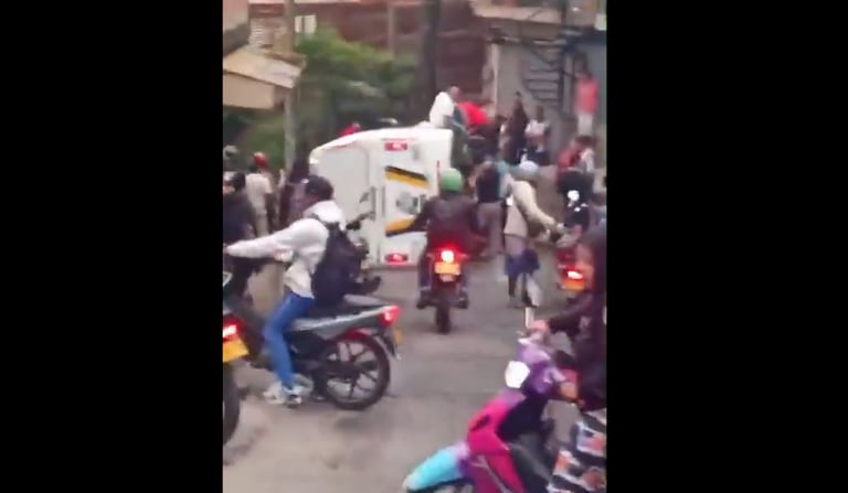 Bus escolar sufrió volcamiento en Altos de Meléndez, en Cali