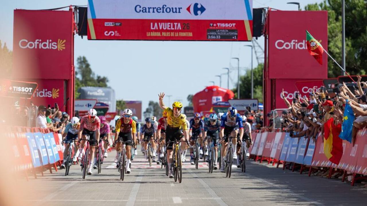 James Matthew Brennan al momento de cruzar la meta como ganador de la etapa 16 de la Vuelta a España 2026.