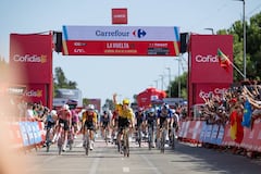James Matthew Brennan al momento de cruzar la meta como ganador de la etapa 16 de la Vuelta a España 2026.