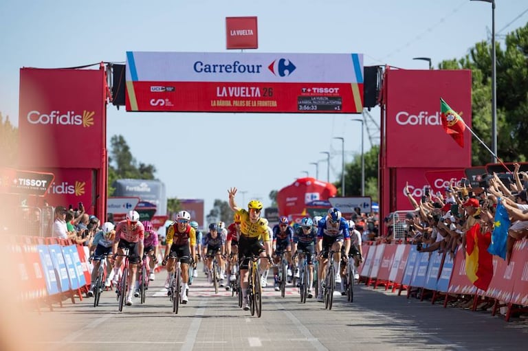 James Matthew Brennan al momento de cruzar la meta como ganador de la etapa 16 de la Vuelta a España 2026.