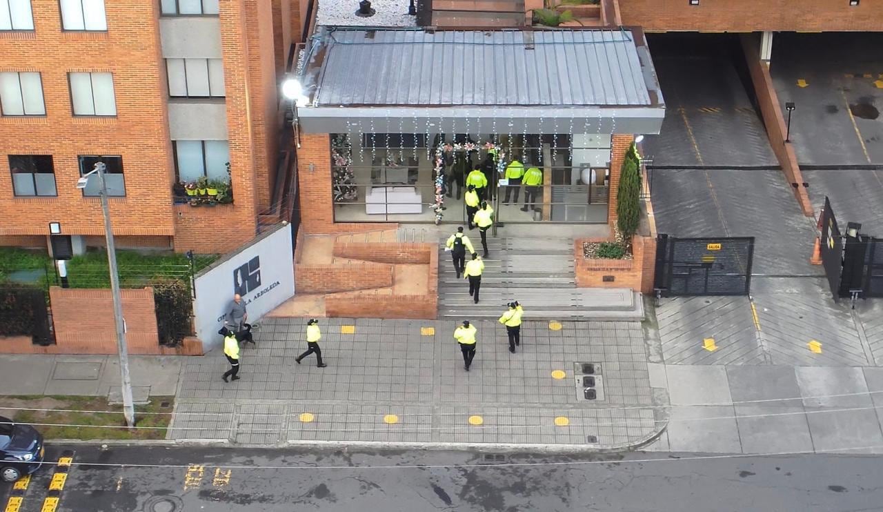 El operativo se llevó a cabo de manera simultánea en Bogotá y Cali.