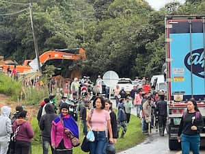 Las personas buscan movilizarse por la Panamericana en medio de los cuatro bloqueos que ejecutan algunas comunidades indígenas en este corredor vial, situación que inició en las primeras horas de la mañana de este lunes 31 de marzo,