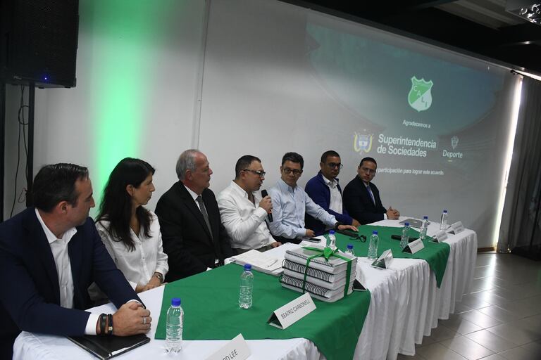 Rueda de prensa del Deportivo Cali, inversionistas. Richard Lee y el presidente del Cali, Humberto Arias.
