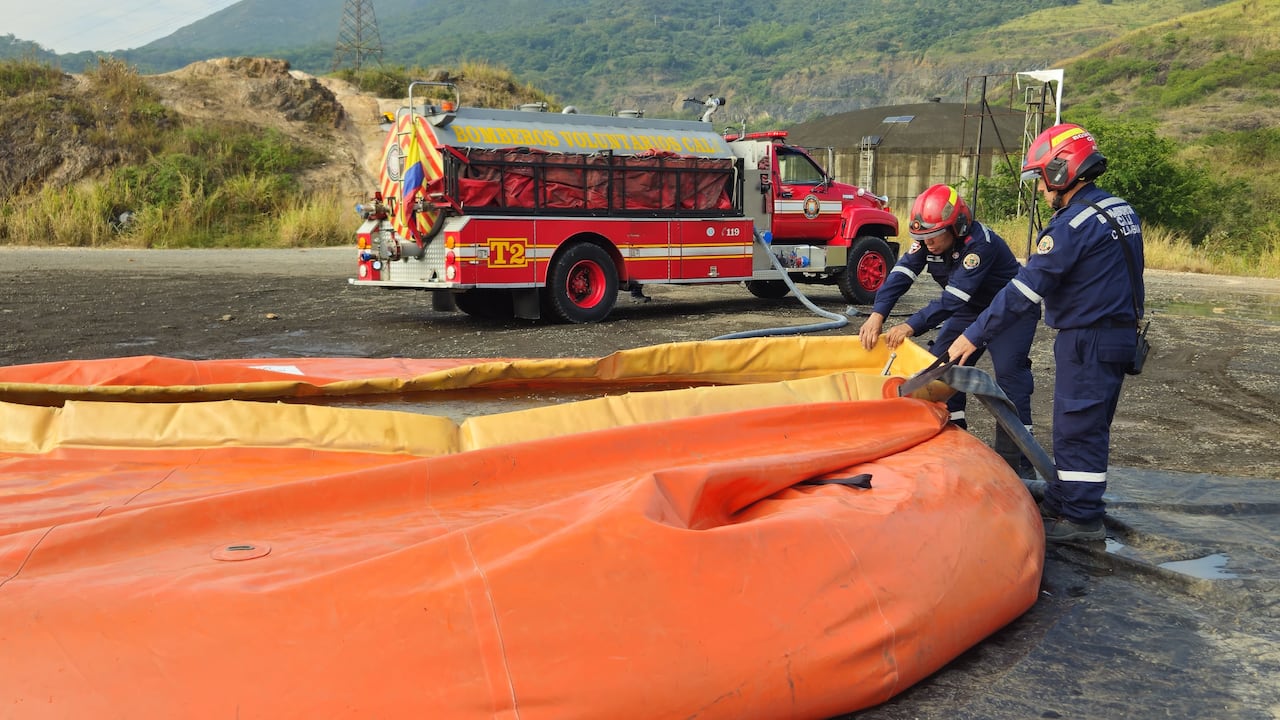 Fuerza Aérea y Bomberos de Cali combaten Incendio en Pichindé.